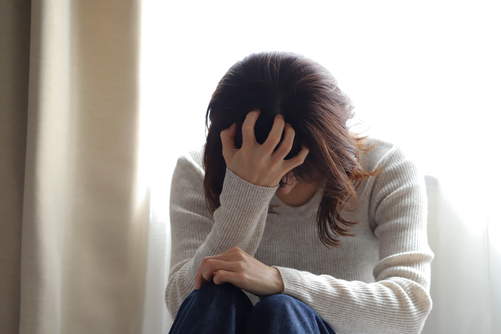 悩む女性